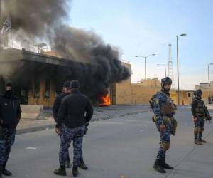 Miles de simpatizantes de los paramilitares iraquíes proIrán entraron por la fuerza este martes en la embajada de Estados Unidos en Bagdad, en protesta por los bombardeos estadounidenses en Irak, en una acción 'orquestada' por Irán según el presidente Donald Trump. Foto: Agencia AFP.