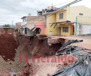Al menos 14 familias resultaron directamente afectadas con el socavón que ocasionaron las fuertes lluvias del pasado mes de mayo en la colonia Prados Universitarios.