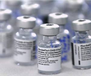 El pedido de autorización del inmunizante para los niños de 6 meses a 2 años podría tener lugar 'en el cuarto trimestre', había dicho el jefe de Pfizer, Albert Bourla, durante una conferencia telefónica sobre los resultados trimestrales del laboratorio estadounidense. Foto: AFP