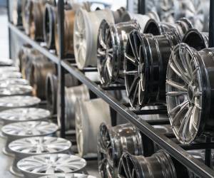 Variar los tamaños originales y el diámetro total del conjunto rim/llanta puede resultar en roce entre el caucho y la carrocería, lo que podría llevar a serios y tristes accidentes.