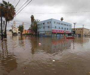 El ciclón postropical Rachel tocó tierra este domingo 11 de octubre en el estado mexicano de Baja California (noroeste) y posteriormente avanzó hacia Estados Unidos, aunque sus efectos continuarán en el noroeste de México, según informó el Servicio Meteorológico Nacional (SMN).
