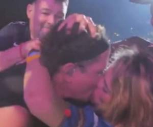 Momento en que la seguidora le roba un beso a Carlos Vives en pleno concierto. Foto captura Facebook