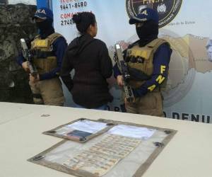 Al momento de su detención se le decomisó una considerable suma de dinero y un teléfono celular.