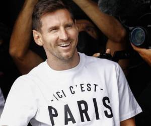 Lionel Messi llegó este martes a París para cerrar el acuerdo con el PSG. AFP.