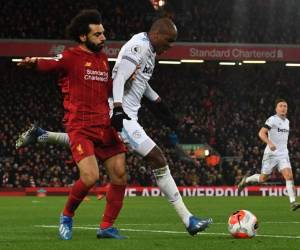 Cuando parecía que la sorpresa saltaría en Anfield, los 'Reds' remontaron con los goles de Salah (68) y Sané (81). AFP.