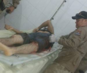 Hendrin Alexis Villeda, miembro del décimo séptimo batallón de las Fuerzas Armadas fue trasladado al hospital de Gracias, Lempira, donde recibió atención médica, foto: El Heraldo.