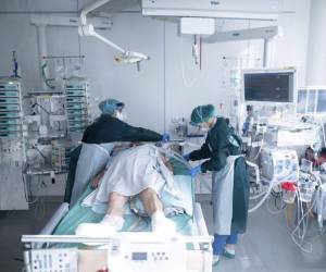 Los hospitales en Europa se han vuelto a llenar de personas contagiadas por el coronavirus. Foto: AP