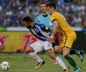 Alfredo Mejía de Honduras y Tomi Juric de Australia disputan una pelota frente al árbitro Daniele Orsato, en el partido del repechaje intercontinental rumbo a Rusia 2018 jugado en San Pedro Sula. Foto: El Heraldo - AP.