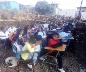 Los niños de cuatro y quinto grado del Centro de Educación Básica Generación 2000 reciben las clases a un costado del inmueble.