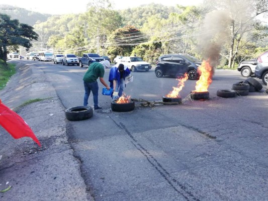 Los manifestantes se tomaron algunas calles la mañana de este lunes en la capital de Honduras.
