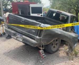 En este pickup se conducía la fémina que falleció en el percance.