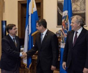 Luiz Antonio Guimarães y el presidente Juan Orlando Hernández se saludan en la sede de la OEA.