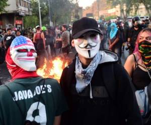 Las protestas que comenzaron hace casi dos semanas contra un alza del precio en el billete del metro derivaron en un movimiento amplio de indignación contra el gobierno y varias instituciones, con otras protestas muy violentas que han dejado 20 muertos a nivel nacional y un panorama sombrío en Santiago.