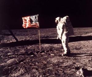 Al posarse en la Luna en 1969, los estadounidenses Neil Armstrong y Buzz Aldrin pisaron con sus propios pies un astro que alimentaba las fantasías de la humanidad desde hacía años. Foto: Agencia AFP.
