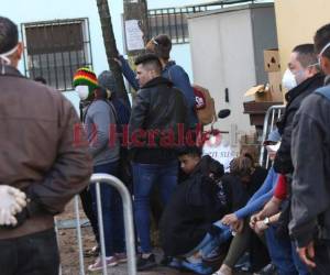 Los hondureños aseguran estar en condiciones insalubres en el área habilitada para los sospechosos de coronavirus. Foto: Alex Pérez/EL HERALDO
