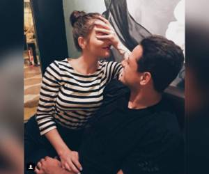 'Pensarán y dirán lo que quieran. Pero hay algo muy claro, no puedo dejar de verla', escribió el mexicano en una imagen donde aparecen ambos