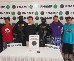 Momento en que los presuntos mareros son presentados ante los medios de comunicación.