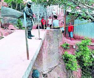 Hasta el lugar de los hechos se hicieron presentes autoridades policiales y familiares del malogrado joven a reconocer su cadáver.