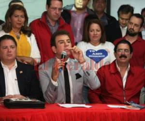 Salvador Nasralla junto al expresidente Manuel Zelaya y la exministra Riccy Moncada durante una conferencia de prensa ayer en Tegucigalpa.