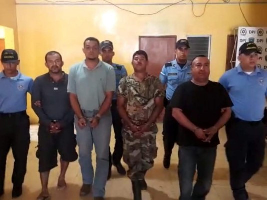 Las personas detenidas responden a los nombres de Elías Antonio Fugon Rodríguez, (42), Osny Rubén Nolasco Medina (40), Ángel Ovilio Baquin Canales, (45) y Julio César Espinal Cabrera (44).