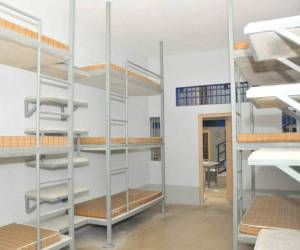 El crimen se registró en una celda común como la de la fotografía. En este espacio hay capacidad para nueve reos, en contraste con los módulos de máxima seguridad de El Pozo II donde permanecen aislados dos prisioneros por celda.