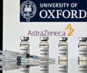 Las autoridades europeas publicaron el contrato firmado con el laboratorio para recordarle su compromiso de 'producir 300 millones de dosis de la vacuna, sin pérdidas ni ganancias'. Foto: AFP