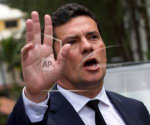 El juez Sergio Moro habla con reporteros después de reunirse con el presidente electo Jair Bolsonaro en casa de este en Río de Janeiro, Brasil, el jueves 1 de noviembre de 2018.