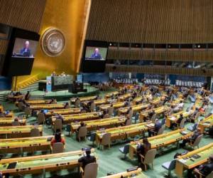Algunos altos funcionarios de la ONU, como el secretario general Antonio Guterres, hablaron desde la sala de la Asamblea General de la ONU en Nueva York, usando máscaras en el rostro. AP.