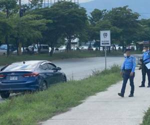 El carro quedó estacionado a un costado de la vía que conduce La Lima hacia el centro de San Pedro Sula.