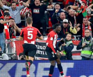 El Barcelona se hizo pronto con el control del balón frente a un Athletic que prefirió esperar atrás para buscar sorprender al contraataque aprovechando la rapidez de hombres como Williams, que vio como le anulaban un tempranero gol por fuera de juego (10). Foto: AFP.