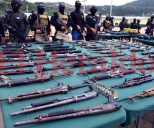 Potente arsenal les han decomisado a los criminales en Honduras, pero las armas siguen entrando por puertos, fronteras y puntos ciegos.