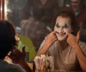 Imagen proporcionada por Warner Bros. Pictures de Joaquin Phoenix en una escena en la película del “Joker”.