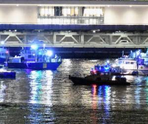 Los socorristas trabajan en la escena de un accidente de helicóptero en el East River. Foto AFP