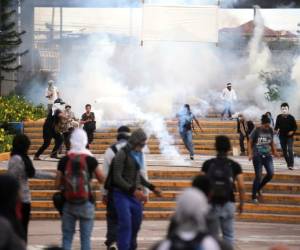 Los estudiantes volvieron a protestar este miércoles contra las normas académicas que obligan a pasar las clases con un índice igual o mayor al 70 por ciento (Foto: Johny Magallanes)
