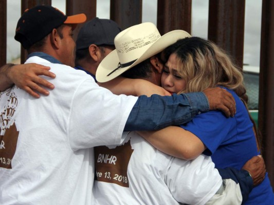 La familia que vive en los Estados Unidos y México se abraza durante un evento llamado 'Abrazos No Muros' (Abrazos, no muros) promovido por la organización de la Red Fronteriza de Derechos Humanos en Sunland Park, el Estado de Nuevo México, Estados Unidos y Ciudad Juárez. Foto Agencia AFP.
