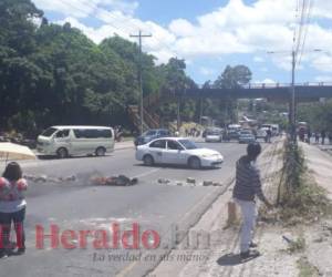 En el bulevar Fuerzas Armadas, frente al Instituto Central Vicente Cáceres, algunos maestros bloquearon el paso vehicular. Foto: EL HERALDO.