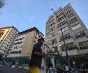 El cantante venezolano Yvanno Pichardo canta en medio de la calle en el barrio de Colinas de Bello Monte en Caracas para animar el encierro del coronavirus Covid-19, el 24 de abril de 2020. / AFP / Federico PARRA