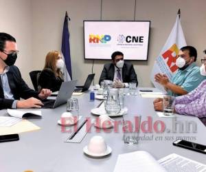Los funcionarios del CNE y del RNP tuvieron su primera reunión en el marco de la emergencia nacional de salud. Foto: EL HERALDO.