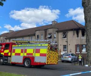 La policía dijo que el incendio comenzó el viernes por la noche en un apartamento en Paisley, 16 kilómetros (10 millas) al oeste de Glasgow. Foto: Cortesía thenational.scot.