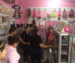 Autoridades buscan producto falsificado para su respectivo decomiso en varias zonas de Honduras. Fotos: Ministerio Público.