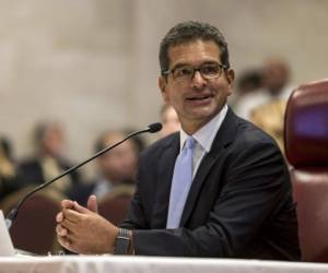 Pedro Pierluisi, jurado como gobernador de Puerto Rico, sonríe durante una conferencia de prensa en San Juan, Puerto Rico.