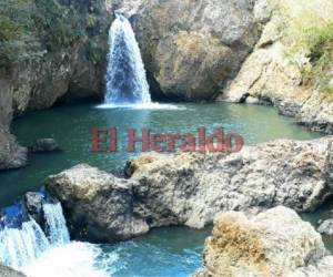 El balneario La Piña es muy visitado por su cascada de agua color turquesa.