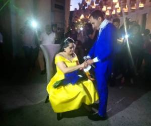 La romántica actividad se llevó a cabo el fin de semana en el centro de la capital de Honduras.
