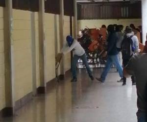 Un grupo de supuestos estudiantes encapuchados se tomaron la UNAH este martes.