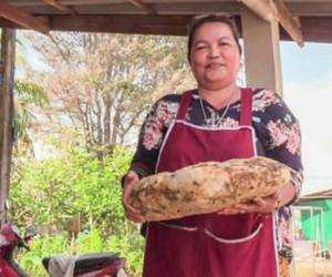 Siriporn Niamrin posa feliz con el vómito de ballena que podría cambiar su vida y la de su comunidad de forma radical. Foto: Cortesía