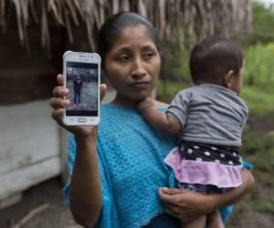 Claudia Maquín, de 27 años, muestra una fotografía de su hija, Jakelin Amei Rosmery Caal Maquín, en Raxruhá, Guatemala, el sábado 15 de diciembre de 2018. La menor, de siete años, murió en un hospital de Texas, dos días después de quedar bajo custodia de la Oficina de Aduanas y Protección Fronteriza, tras ser interceptada por agentes en una zona remota del desierto de Nuevo México. (AP Foto/Oliver de Ros)
