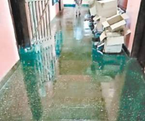 Los centros de salud están siendo dañados por las filtraciones de agua producto de las constantes lluvias.