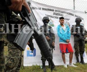 El joven Kevin Solórzano es acusado del asesinato del exfiscal Edwin Eguigure y la tentativa de asesinato de testigo protegido. La foto muestra el día de su detención, hace dos años, foto: EL HERALDO.