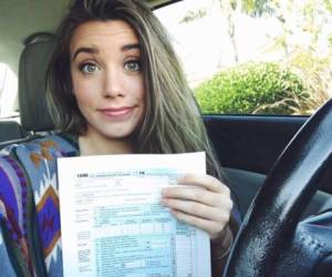 La joven se tomó un selfie junto a la factura de pago de impuestos que realizó en el estado de Arizona.