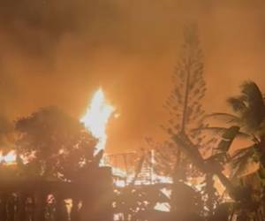 Un incendio registrado en horas de la noche destruyó seis viviendas en East End, Guanaja, Islas de la Bahía.